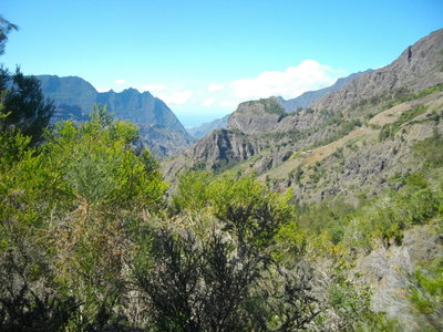 TOUR DU PITON DES NEIGES, 2ème ETAPE : LA ROCHE MERVEILLEUSE (Cilaos) - MARLA (Mafate) : 5 h 30 de marche, 1055 m  , 860 m - ; P3, T1 (très court passage T2). Météo : beau temps. Participant : Marcel., Tout au fond, on aperçoit l'océan
