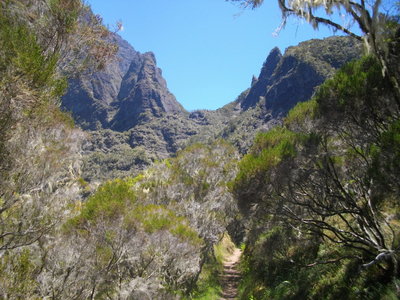 TOUR DU PITON DES NEIGES, 2ème ETAPE : LA ROCHE MERVEILLEUSE (Cilaos) - MARLA (Mafate) : 5 h 30 de marche, 1055 m  , 860 m - ; P3, T1 (très court passage T2). Météo : beau temps. Participant : Marcel., Le col du Taïbit n'est plus qu'à une demi-heure