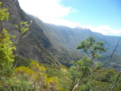 TOUR DU PITON DES NEIGES, 2ème ETAPE : LA ROCHE MERVEILLEUSE (Cilaos) - MARLA (Mafate) : 5 h 30 de marche, 1055 m  , 860 m - ; P3, T1 (très court passage T2). Météo : beau temps. Participant : Marcel., Vers le Maïdo depuis le col du Taïbit