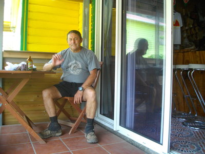 TOUR DU PITON DES NEIGES, 2ème ETAPE : LA ROCHE MERVEILLEUSE (Cilaos) - MARLA (Mafate) : 5 h 30 de marche, 1055 m  , 860 m - ; P3, T1 (très court passage T2). Météo : beau temps. Participant : Marcel., Récompense à l'épicerie-bar de Marla !