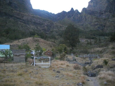 TOUR DU PITON DES NEIGES, 3ème ETAPE : MARLA (Mafate) - HELL-BOURG (Salazie) : 19.5 km, 7 h 15, 1100 m  , 1485 m - ; P3, T1. Météo : nuageux puis brouillard suintant, et à nouveau nuageux. Participant : Marcel, 5 h 35 du matin : départ de Marla.