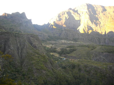 TOUR DU PITON DES NEIGES, 3ème ETAPE : MARLA (Mafate) - HELL-BOURG (Salazie) : 19.5 km, 7 h 15, 1100 m  , 1485 m - ; P3, T1. Météo : nuageux puis brouillard suintant, et à nouveau nuageux. Participant : Marcel, Marla et le Taïbit, franchi la veille