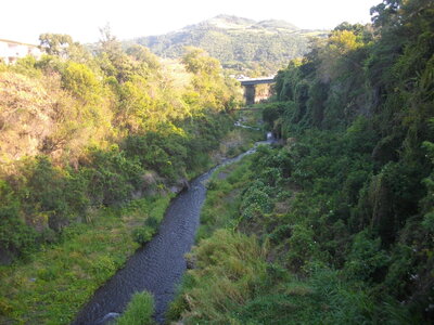 CÔTES SUD ET EST DE LA REUNION 16 10 14 : parcourues en partie à VTT entre St Philippe et Ste Rose ( 54 km, 3 h 32 à 15 km/h de moyenne, 455 m de dénivelé positif, parcours facile). Météo : beau à nuageux, fort vent de secteur sud. Participant : Marcel. , Ravine des Remparts à Saint-Joseph (côte sud)