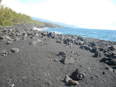 CÔTES SUD ET EST DE LA REUNION 16 10 14 : parcourues en partie à VTT entre St Philippe et Ste Rose ( 54 km, 3 h 32 à 15 km/h de moyenne, 455 m de dénivelé positif, parcours facile). Météo : beau à nuageux, fort vent de secteur sud. Participant : Marcel. , Plage de lave à la Pointe de la Table