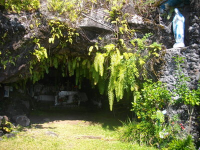 CÔTES SUD ET EST DE LA REUNION 16 10 14 : parcourues en partie à VTT entre St Philippe et Ste Rose ( 54 km, 3 h 32 à 15 km/h de moyenne, 455 m de dénivelé positif, parcours facile). Météo : beau à nuageux, fort vent de secteur sud. Participant : Marcel. , La Grotte à Takamaka
