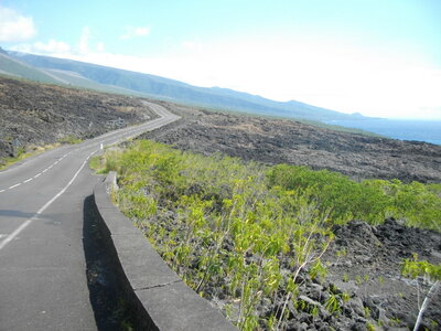 CÔTES SUD ET EST DE LA REUNION 16 10 14 : parcourues en partie à VTT entre St Philippe et Ste Rose ( 54 km, 3 h 32 à 15 km/h de moyenne, 455 m de dénivelé positif, parcours facile). Météo : beau à nuageux, fort vent de secteur sud. Participant : Marcel. , Entrée du Grand Brûlé à la Pointe du Tremblet