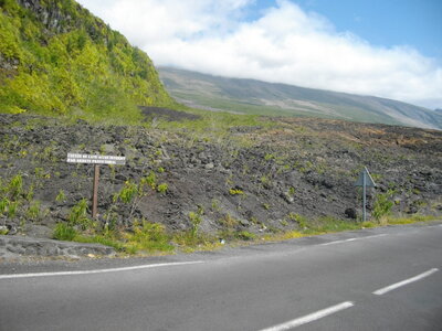 CÔTES SUD ET EST DE LA REUNION 16 10 14 : parcourues en partie à VTT entre St Philippe et Ste Rose ( 54 km, 3 h 32 à 15 km/h de moyenne, 455 m de dénivelé positif, parcours facile). Météo : beau à nuageux, fort vent de secteur sud. Participant : Marcel. , Coulée de lave de 2007