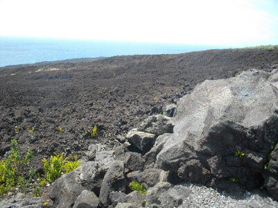 CÔTES SUD ET EST DE LA REUNION 16 10 14 : parcourues en partie à VTT entre St Philippe et Ste Rose ( 54 km, 3 h 32 à 15 km/h de moyenne, 455 m de dénivelé positif, parcours facile). Météo : beau à nuageux, fort vent de secteur sud. Participant : Marcel. , Coulée de 1961