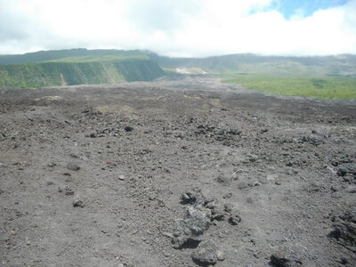 CÔTES SUD ET EST DE LA REUNION 16 10 14 : parcourues en partie à VTT entre St Philippe et Ste Rose ( 54 km, 3 h 32 à 15 km/h de moyenne, 455 m de dénivelé positif, parcours facile). Météo : beau à nuageux, fort vent de secteur sud. Participant : Marcel. , Coulée de 2002 et flanc est du Piton de la Fournaise