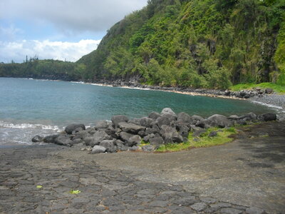 CÔTES SUD ET EST DE LA REUNION 16 10 14 : parcourues en partie à VTT entre St Philippe et Ste Rose ( 54 km, 3 h 32 à 15 km/h de moyenne, 455 m de dénivelé positif, parcours facile). Météo : beau à nuageux, fort vent de secteur sud. Participant : Marcel. , Anse des Cascades près de Sainte-Rose