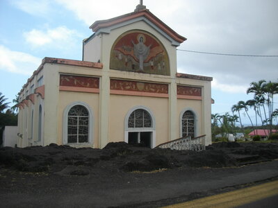 CÔTES SUD ET EST DE LA REUNION 16 10 14 : parcourues en partie à VTT entre St Philippe et Ste Rose ( 54 km, 3 h 32 à 15 km/h de moyenne, 455 m de dénivelé positif, parcours facile). Météo : beau à nuageux, fort vent de secteur sud. Participant : Marcel. , Notre-Dame-des-Laves à Sainte-Rose : la coulée de 1977 s'est arrêtée à la porte de l'église. Miracle !