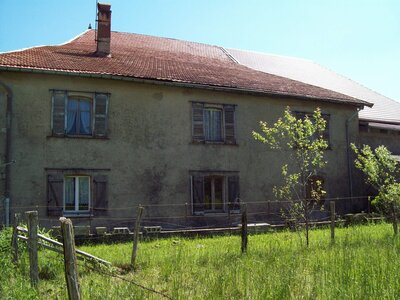 Maison - Extérieur, Avant les travaux vue depuis l'enclos des moutons