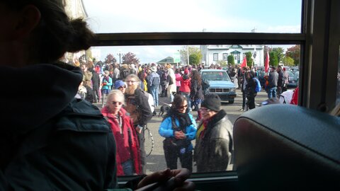 Photos libres de droit - Copyright Free photos - Manifestation à Cacouna le 11 octobre 2014, Cacouna dans le bus  retour