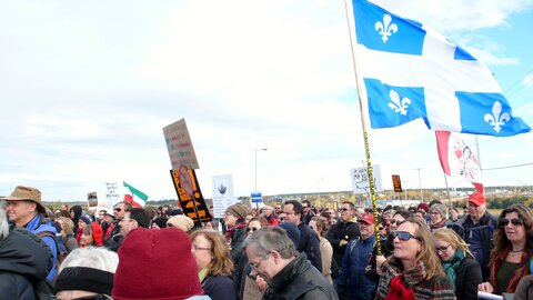 Photos libres de droit - Copyright Free photos - Manifestation à Cacouna le 11 octobre 2014, Cacouna Drapeau québec