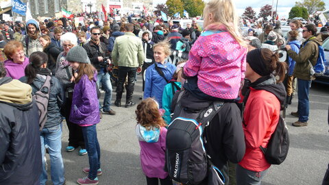 Photos libres de droit - Copyright Free photos - Manifestation à Cacouna le 11 octobre 2014, Cacouna petite fille en rose