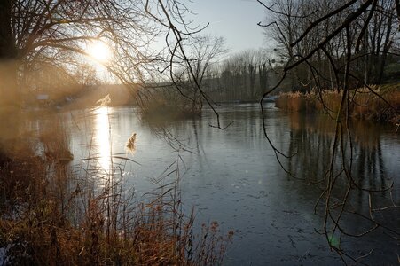 Ballade hivernale autour d'un étang gelé., image