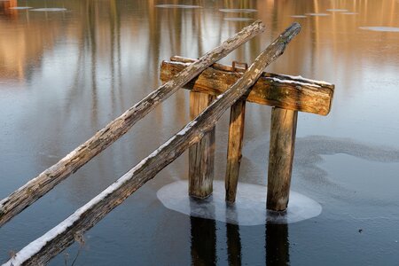 Ballade hivernale autour d'un étang gelé., image