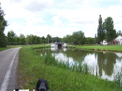 Bourg en Bresse - Pornic, Le rythme appaisant du canal et du passage des écluses. C'était le deuxième jour, je me suis fait doublé par un papy qui semblait bien avoir ses 85 ans sur son vélo tout rouillé et grinçant une faux sur le porte bagage.