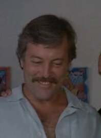 Sosiesland, Stacy Keach