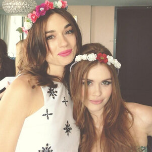♥, Teen_Wolf_Season_3_Behind_the_Scenes_SDCC_Crystal_Reed_and_Holland_Roden_Flower_Crown_MTV_Official_Twitter