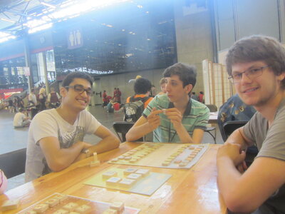 Japan Expo 2015 : Manga-Info, de gauche à droite : Unholyscream le poseur, Zetsu-yan qui n'a jamais regardé l'appareil photo, Kurama qui tente d'imiter le sourire de BG d'Unho