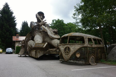 balade dans les vosges 2015, ces structures sont je crois des chars qui ont servit pour la fête des jonquilles de Gerardemer