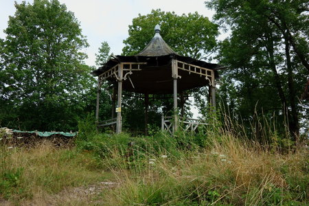 balade dans les vosges 2015, un vieux kiosque abandonné à Demangevelle