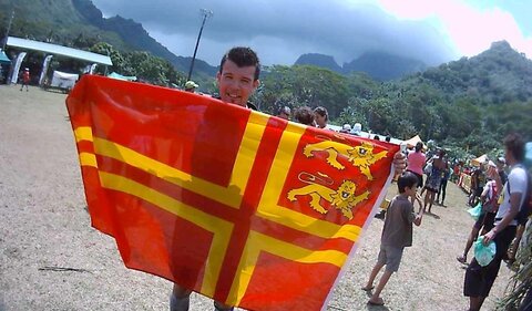 Drapeaux Normands aux 2 Léopards, K800_drapeau Nd St Olaf -2cats ter asie