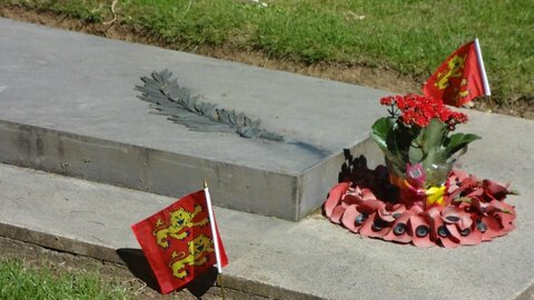 Drapeaux Normands aux 2 Léopards, K800_victime civile des bombes ete 44