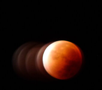 Lune de sang, quand on a un pied à 5 €, c'est pas lourd, c'est pas cher, mais la stabilité de l'appareil dessus est relative ...