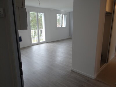 VERNON - Appart 5, Salon vu entrée