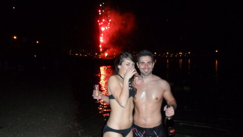 1er jour à La Réunion, Feu d'artifice sur le lagon, verre de champagne à la main...