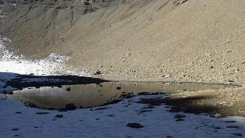 Reconnaissance au lac de la dent, lac de la dent  en partie gelé