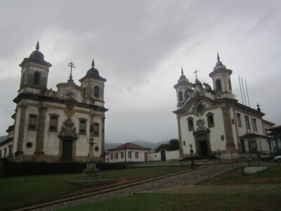 Brasil, Arrivée à Mariana avec ses 2 églises proches pour une image un peu WTF