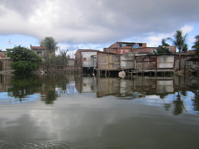 Brasil, Ces maisons sont construites sur pilotis à partir de bric et de broc  vive le recyclage 