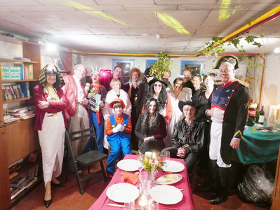 50 ? I demand a recount !, Yes ! Cléopatre, Zaza, La liberté, Chouchou & Loulou, Maya, Robin des bois, CatWoman, Yoko Ono, Ange et Démon, Abigail Sciuto, Cat the Cat, Napoléon,  Mario, Morticia Addams, Zorro, ils sont tous la; il ne manque que Jean-François.