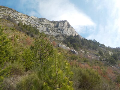 TROU DE L'ARGENT 21 03 2017 : 9.7 km, 4  h de marche, 705 m de dénivelé positif cumulé, P2, T2. Météo : temps nuageux à couvert, un peu de vent sur les crêtes., La grotte du Trou de l'Argent est en vue