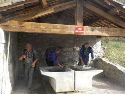 TROU DE L'ARGENT 21 03 2017 : 9.7 km, 4  h de marche, 705 m de dénivelé positif cumulé, P2, T2. Météo : temps nuageux à couvert, un peu de vent sur les crêtes., Lavoir à la Baume
