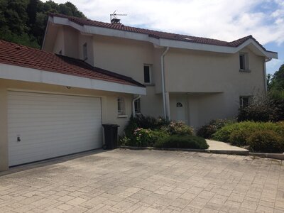 Maison Villard Bonnot, 1-arrivée par le portail