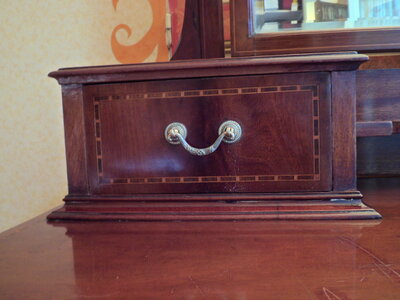 Commode-coiffeuse acajou style anglais, coiffeuse Amg détail tiroir à bijou