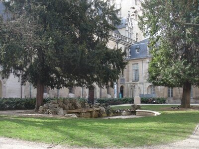 Dijon ., square des Ducs de Bourgogne .