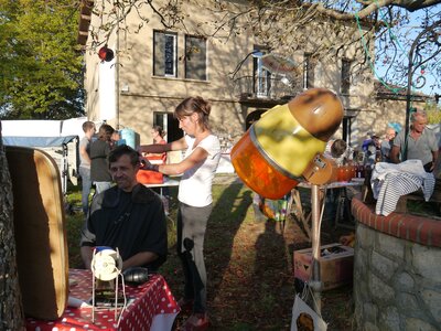 Photos pour carnets de campagne, Et parfois des activités sont proposées aux mangeurs : cette fois là c'était salon de coiffure itinérant