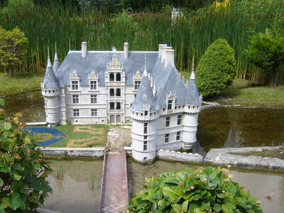 PARC MINI-CHATEAUX, DIVERS 12 121