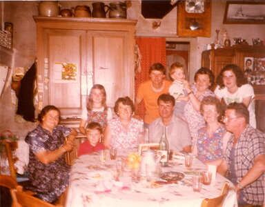 Famille Durocq, 1977_Mémé_Philippe_Lisbeth_Maman_Louis_Papa_Nicolas_Claudine_Louise_Martine_George_Durocq_720_100_C
