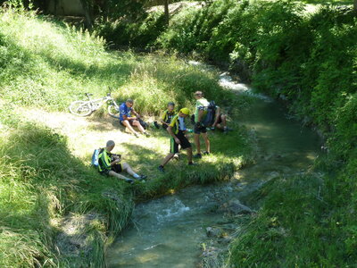 VTT Drôme, pause au bord de la Vaugelette
