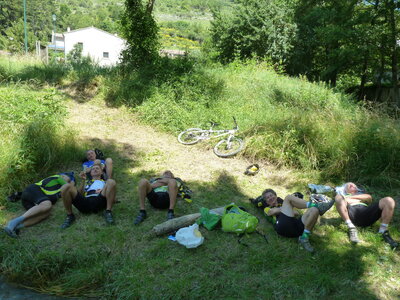 VTT Drôme, pause au bord de la Vaugelette