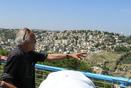 2018 Palestine , 054 Jérusalem: M Warschawski sur la terrasse de la Maison d’’Abraham