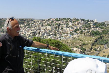 2018 Palestine , 055 Jérusalem: M Warschawski sur la terrasse de la Maison d’’Abraham