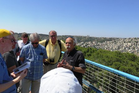 2018 Palestine , 056 Jérusalem: M Warschawski sur la terrasse de la Maison d’’Abraham