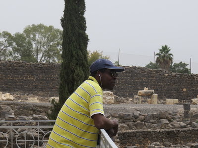 2018 Palestine , 231 Jacques regardant la maison de Pierre depuis l’’entrée de la synagogue